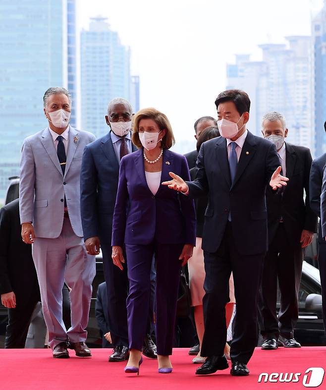 낸시 펠로시 미국 하원의장이 4일 서울 여의도 국회 본청 앞에서 김진표 국회의장과 이야기를 나누며 걸어 들어 오고 있다. (공동취재) 2022.8.4/뉴스1 ⓒ News1 유승관 기자