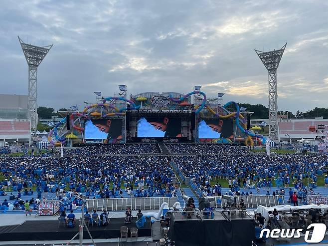 지난달 30일 오후 강원 강릉시 강릉종합운동장에 마련된 가수 싸이의 여름 콘서트 '흠뻑쇼' 공연장이 관객들로 북적이고 있다. 2022.7.30/뉴스1 ⓒ News1 윤왕근 기자