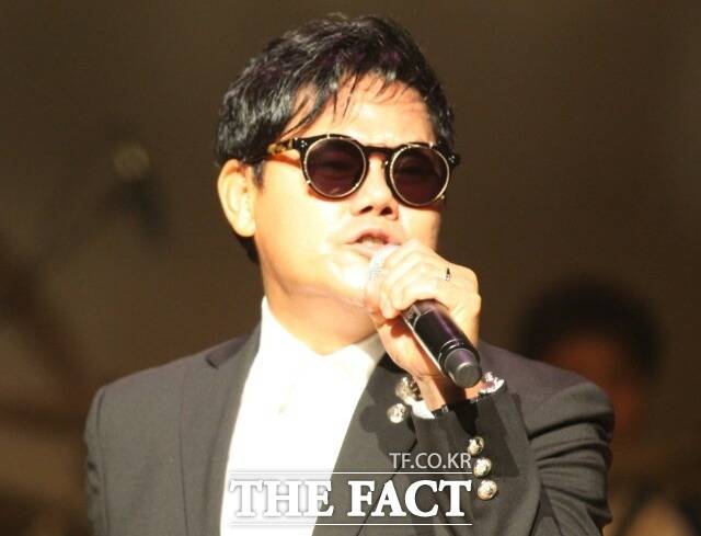 김충훈은 80년대 록 밴드 '세븐 돌핀스'에서 리드 보컬로 활동한 뮤지션이다. '나이가 든다는 게 화가 나'는 2009년 '오빠가 왔다'에 이어 근 10년여년 만에 선보인 곡이다. /더팩트 DB