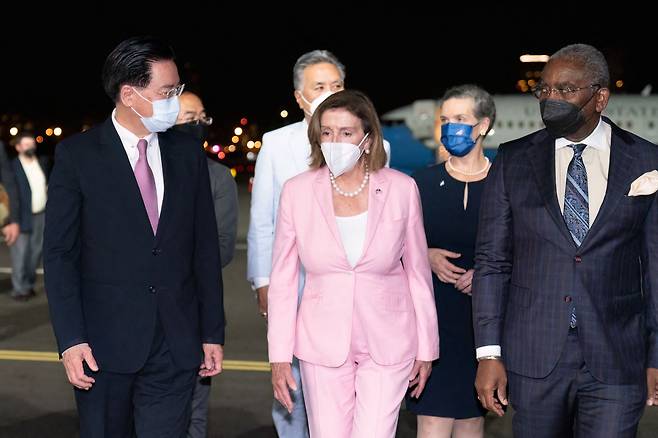 2일 대만 타이베이 쑹산공항에 도착한 낸시 펠로시(가운데) 미국 하원의장. /AFP 연합뉴스