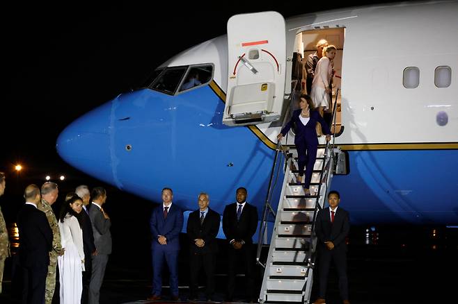 낸시 펠로시 미국 하원의장이 4일 밤 일본 도쿄 외곽의 주일미군 요코타 공군기지에 도착하고 있다. /로이터 연합뉴스