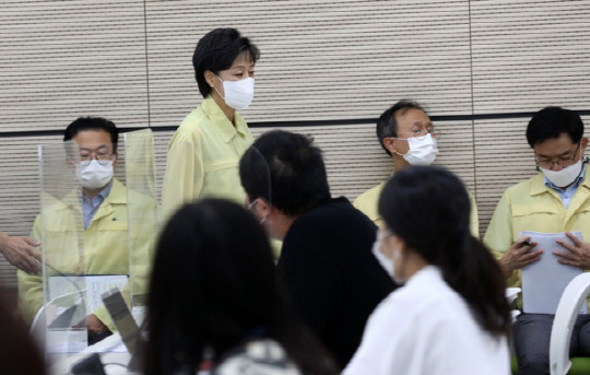 박순애 부총리 겸 교육부 장관이 4일 오전 정부세종청사 브리핑룸에서 2학기 방역과 학사 운영 방안 계획을 설명한 뒤 취재진 질문을 외면하며 자리를 떠나고 있다. 사진=연합뉴스