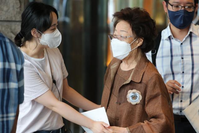 일본군 위안부 피해자 이용수(오른쪽) 할머니가 4일 오전 서울 용산구 그랜드하얏트 호텔에서 낸시 펠로시 미국 하원의장에게 위안부 문제 해결 지원 요청 서한을 전달하려고 하자 경찰에게 제지당하고 있다. 뉴시스