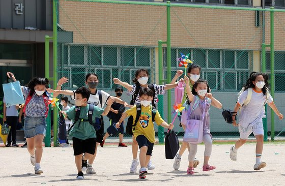 일선 초등학교들이 여름 방학을 맞은 지난달 15일 서울 중구 청구초등학교에서 방학식을 마친 학생들이 즐거운 마음으로 하교하고 있다. 뉴스1