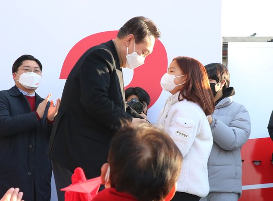 지난 2월 당시 대선 후보로 칠곡군을 찾은 윤석열 대통령이 유아진양과 만나 인사를 나누고 있는 모습. 독자제공