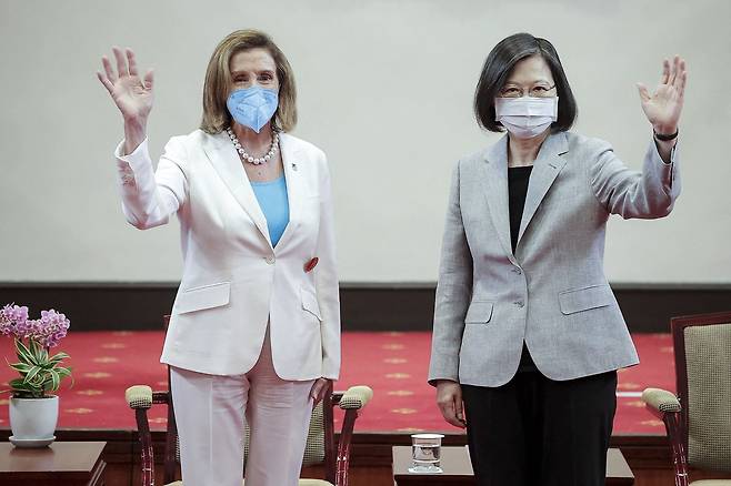 지난 3일(현지시간) 차이잉원 대만 총통과 낸시 펠로시 미국 하원의장이 취재진을 향해 손을 흔들고 있다. 펠로시 의장의 흰색 의상은 '여성 참정권'을 상징한다는 현재 매체의 보도가 있었다. AFP=연합뉴스