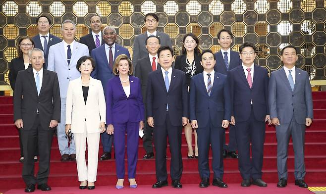 김진표 국회의장과 낸시 펠로시 미국 하원의장이 4일 국회에서 공동언론발표후 참석자들이 기념촬영을 하고 있다. 김성룡 기자