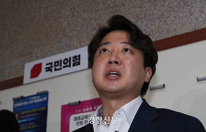 이준석 국민의힘 대표가 지난 8일 새벽 국회에서 열린 당 중앙윤리위원회에서 진술을 마치고 회의실을 나서며 입장을 말하고 있다./권호욱 선임기자