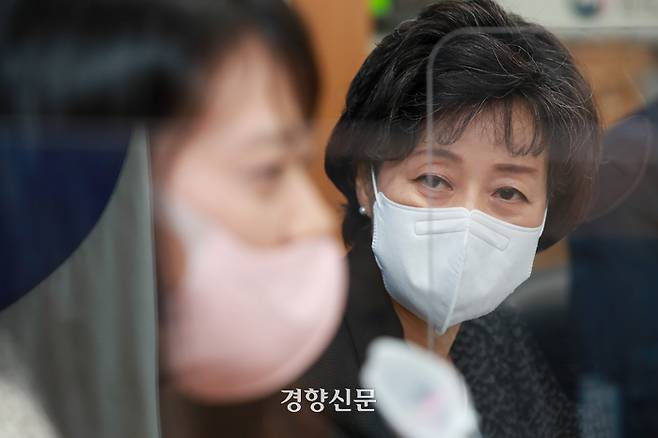 박순애 부총리 겸 교육부 장관이 취학연령 하향 관련 학부모 의견 수렴을 위해 지난 2일 서울 종로구 정부서울청사에서 열린 간담회에 참석해 학부모들의 이야기를 듣고 있다.  이준헌 기자