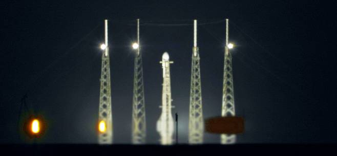 미국 플로리다주 케이프커내버럴 우주군 기지 40번 발사대에 다누리를 실은 스페이스X의 팰컨9 로켓(가운데)이 3일(현지시간) 기립해 있다. 과학기술정보통신부 제공