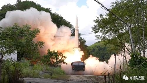 4일 중국 인민해방군의 탄도 미사일 발사 모습