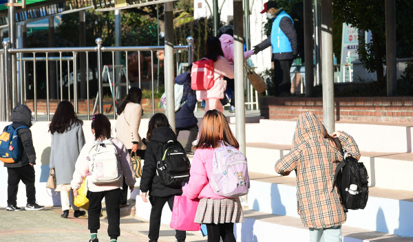 전국 초·중·고교 새학기 개학일인 2일 부산진구 개금초등학교에서 학생들이 등교하고 있다. 여주연 기자