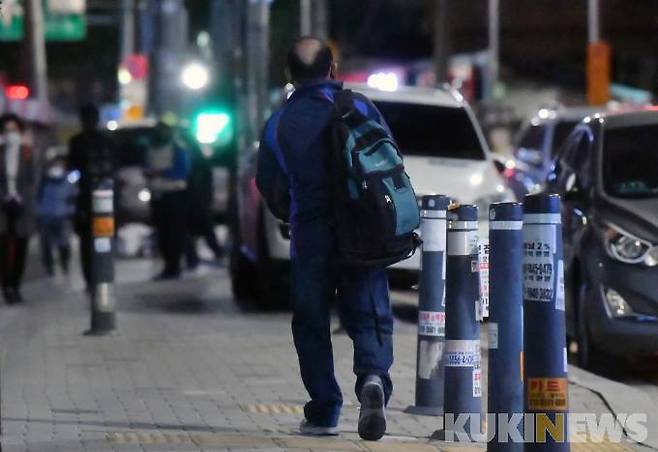 인력시장에서 발길을 뒤로 하고 나오는 사람의 모습.   사진=박효상 기자