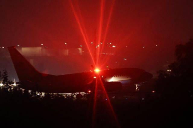 낸시 펠로시 미국 하원의장이 탑승한 비행기가 3일 오후 경기도 평택 주한미공군 오산기지에 착륙하고 있다. 연합뉴스