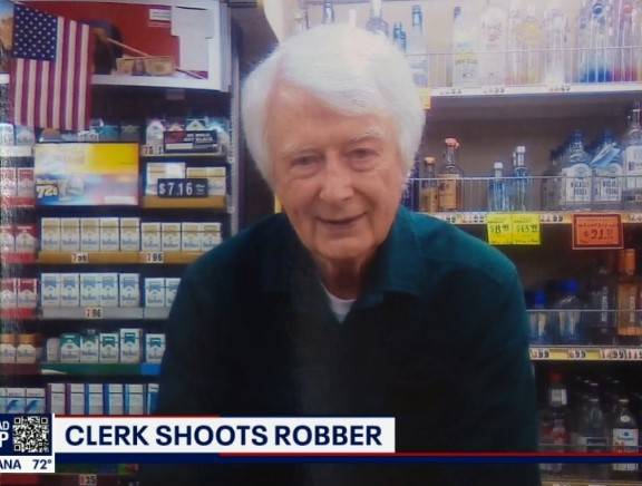 강도를 산탄총으로 격퇴시킨 80세 주류점 사장 크레이그 코프 [폭스11]
