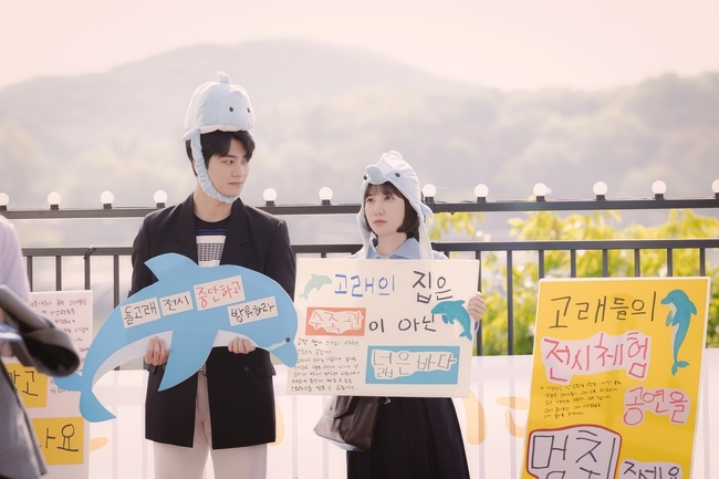 A quirky date of Park Eun-bin, Kang Tae-oh is revealed.The ENA channel Extraordinary Attorney Woo (played by Moon Ji-won/directed by Yoo In-sik) unveiled Lee Joon-ho (Kang Tae-oh) who was on the date list Date Breaking by Jung Wooyoung (Park Eun-bin) on August 4.Ryu Jae-sook (Lee Bong-ryun), who makes the Hanbada Lawyers nervous, was also predicted.The released photos show the days of Jung Wooyoung and Lee Joon-ho, who enjoy the ingenious Date that is nowhere in the world.After Lee Joon-hos confession, he decided to make a bucket list of Jung Wooyoung who decided to learn about each other through Date.First, the site of the selected aquarium stone Cetaceans Liberation Protests instead of the aquarium Date attracts attention.Jung Wooyoung, who wears a stone Cetaceans hat side by side and seriously prays for the freedom of Cetaceans, and Lee Joon-hos contrast to look at the awkwardness smiles.In the following jogging date, Jung Wooyoung Woong Woo is carrying a captive flag and rushing cleanly, and Lee Joon-hos expression change, which causes a pupil earthquake, is caught and causes laughter.Indeed, we are looking forward to what kind of fun the Jung Wooyoung stamp is going to bring.In the meantime, in another photo, the presence of the opponent Lawyer Ryu Jae-sook, who came to face Hanbada, is unusual.The atmosphere of Lawyers is noisy in her force to change the flow of trial with a strong and cool argument.Jung Myung-seok (Kang Ki-young) and Choi Soo-yeon (Ha Yoon-kyung) are embarrassed, and Jung Wooyoung looks at the situation with a puzzled expression.However, Kwon Min-woo (played by Joo Jong-hyuk), who sits silently, is the only one who is sideways, raises doubts about what the inside is.It focuses on what new events that have become the confrontation between David and Goliath and what stories will unfold.