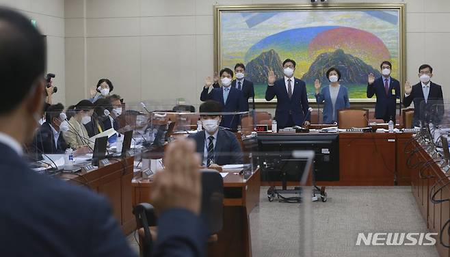 [서울=뉴시스] 전신 기자 = 지난해 서울 여의도 국회에서 열린 정무위원회의 공정거래위원회 등에 대한 국정감사장 모습. (공동취재사진) 2021.10.05. photo@newsis.com