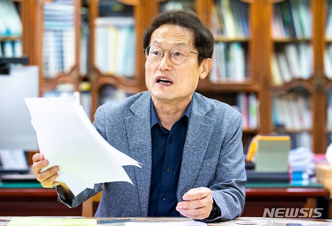 [서울=뉴시스] 정병혁 기자 =  조희연 서울시교육감이 2일 오후 서울 종로구 서울시교육청 집무실에서 뉴시스와의 인터뷰를 하고 있다. 2022.08.03. jhope@newsis.com