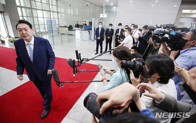 [서울=뉴시스] 전신 기자 = 윤석열 대통령이 5일 서울 용산 대통령실 청사로 출근하며 취재진 질문에 답변하고 있다. 2022.07.05. photo1006@newsis.com