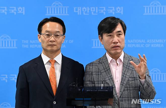 [서울=뉴시스] 고범준 기자 = 국민의힘 조해진 의원과 하태경 의원이 4일 서울 여의도 국회 소통관에서 국민의힘 당헌개정 관련 기자회견을 마친 후 취재진의 질의에 답하고 있다. (공동취재사진) 2022.08.04. photo@newsis.com