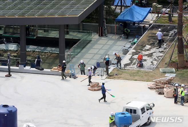 [서울=뉴시스] 배훈식 기자 = 새 광화문광장 개장을 이틀 앞둔 4일 오후 서울 종로구 광화문 광장에서 공사 관계자들이 마무리 작업을 하고 있다. 2022.08.04. dahora83@newsis.com
