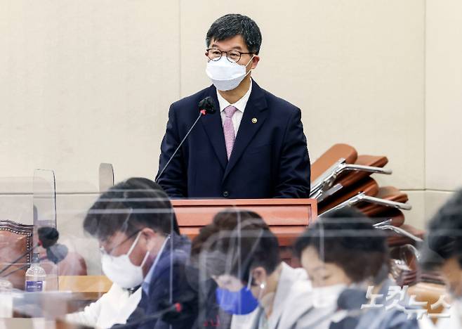 국회 보건복지위원회 전체회의가 2일 서울 여의도 국회에서 열렸다. 이기일 보건복지부 2차관이 현안보고를 하고 있다. 황진환 기자