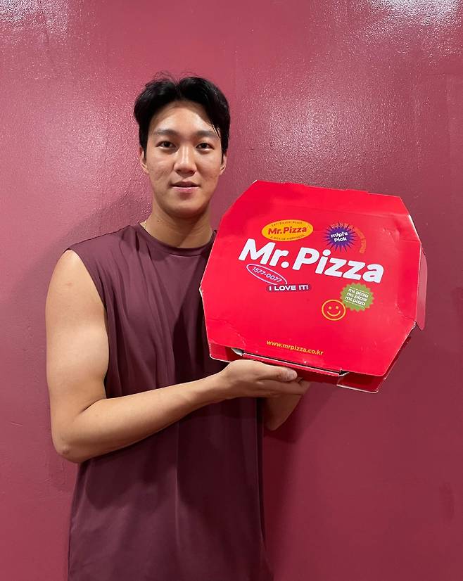 키움 히어로즈의 안우진이 데뷔 첫 두 자릿수 승리 달성을 기념해 동료들과 구단 직원들에게 피자를 돌렸다. 키움 히어로즈