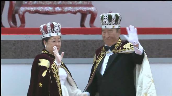 2006년 천정궁 입궁식 당시 한학자(좌)와 故 문선명 총재(우). (사진은 유튜뷰 캡쳐)