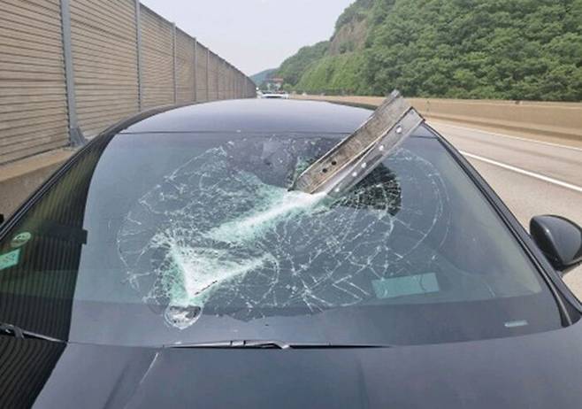 고속도로 주행 중 갑자기 날아든 알루미늄 폼. (사진=대한민국경찰청 페이스북)