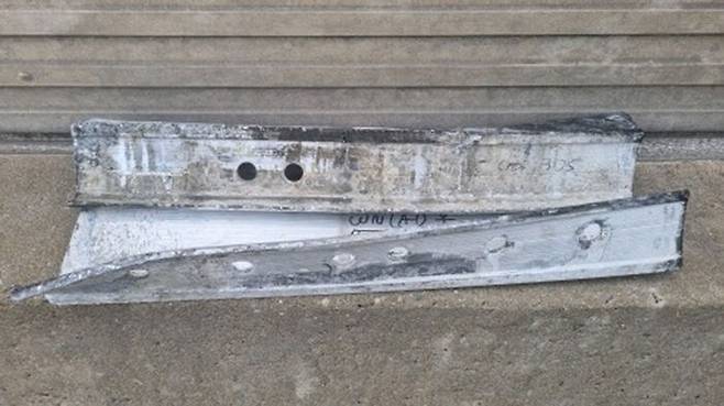 고속도로 주행 중 갑자기 날아든 알루미늄 폼. 안쪽에 알파벳이 새겨져 있다. (사진=대한민국경찰청 페이스북)