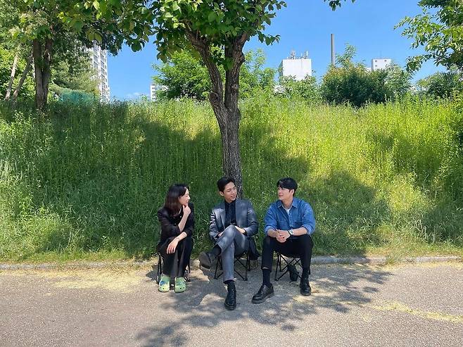 Actor Joo Jong-hyuk made a laugh with Kang Tae-oh and Ha Yoon-kyung.On the 4th, Joo Jong Hyuk posted several photos on Instagram with an article entitled Today is a strange lawyer Jung Wooyoung.In the photo, Joo Jong Hyuk sat in the shade of a tree with Kang Tae-oh and Ha Yoon-kyung breathing in Strange lawyer Jung Wooyoung and created a cheerful atmosphere.The netizens responded that I want Kwon Min-woo to wake up quickly, Kwon Min-woo, Kwon Min-woo, why do not you throw away / Jung Wooyoung like me?, The script is a script, but lets not hate Joo Jong Hyuk.Joo Jong Hyuk is appearing in the ENA drama Strange lawyer Jung Wooyoung Woo.Jung Wooyoung, a strange lawyer who started with 0.948% audience rating, has been loved by 15% nationwide on the 27th of last month.In the epilogue broadcast on the 3rd, he attempted some kind of deal with Ahn Kwon Min-woo (Ju Jong-hyuk) that Taesans lawyer, Sumy (Jin Kyung-min), was Jung Wooyoungs biological mother.Tae Sumy gave a sense of crisis to Kwon Min-woo, who is trying to join Taesan with his secret, saying, Can Jung Wooyoung lawyer make him quit the sea?Photo: Joo Jong Hyuk Instagram