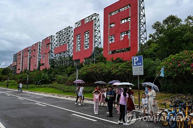 (AFP=연합뉴스) 대만을 마주보는 중국 푸젠성 샤먼의 도로에 '일국양제 통일중국' 표지판이 세워진 모습. 2022.8.4.