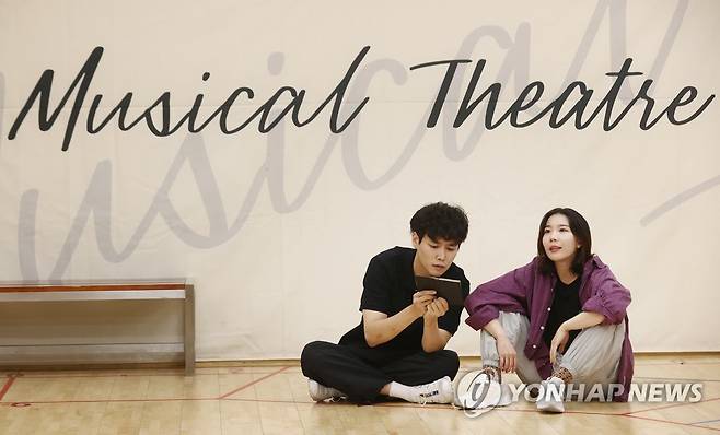 연습실에서 만나는 '원더보이' (서울=연합뉴스) 진연수 기자 = 배우 이휘종(왼쪽)과 박란주가 4일 오후 서울 종로구 세종문화회관에서 예술동에서 열린 뮤지컬 '원더보이' 연습실 공개 행사에서 주요 장면을 시연하고 있다. 2022.8.4 jin90@yna.co.kr