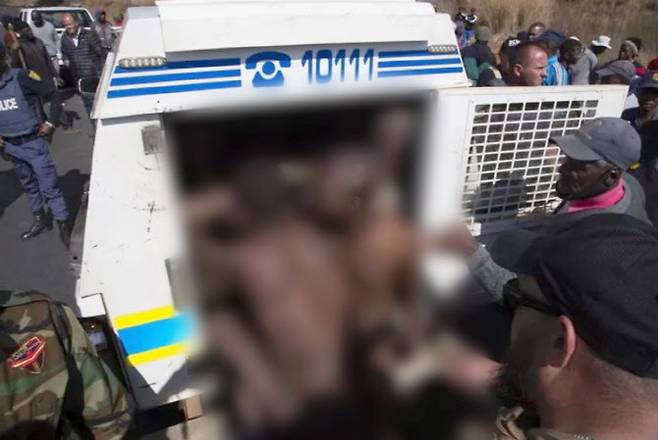 남아프리카공화국의 한 뮤직비디오 촬영장에서 벌어진 ‘여성 모델 집단 성폭행’ 사건과 관련, 지역 주민들이 직접 용의자 20명을 찾아 응징했다. 사진은 경찰에 인계되는 용의자들 모습 (사진=AP뉴시스)