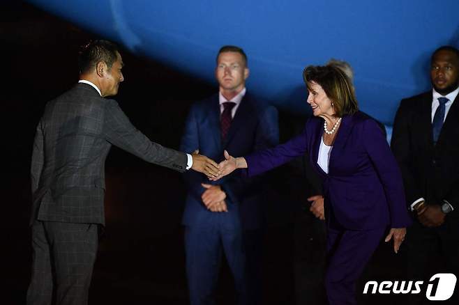 4일 밤 일본 도쿄 요코타 미군기지에 도착한 낸시 펠로시 하원의장이 오다와라 기요시 일본 외무성 부대신의 영접을 받고 있다. ⓒ AFP=뉴스1 ⓒ News1 강민경 기자