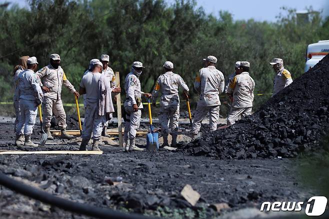 4일(현지시간)멕시코 사비나스 광산에서 군인들이 삽을 들고 구조작업을 하고 있다. ⓒ 로이터=뉴스1 ⓒ News1 김예원 기자