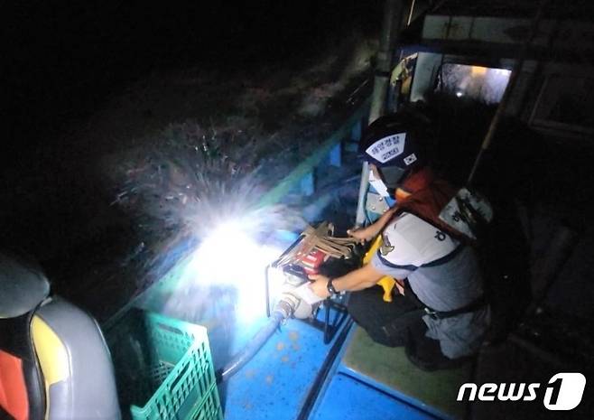 4일 오후 7시33분쯤 전남 신안군 송공항 인근 해상에서 연안복합 어선 A호가 침수돼 목포해경이 구조 작업을 벌이고 있다.(목포해양경찰서 제공)2022.8.5/뉴스1