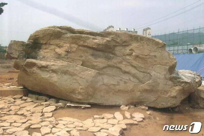 세계 최대 크기의 고인돌로 추정되는 김해 구산동 지석묘. ⓒ 뉴스1DB