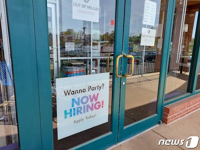 미국 버니지아주의 한 매장에서 구인(채용) 공고를 하고 있다.ⓒ 뉴스1