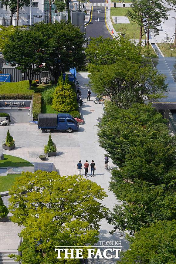 오는 6일 재개장하는 광화문광장은 기존 면적의 2.1배인 4만 300m²로 늘어났다. 역사적 의미가 깊은 삼군부 터와 병조 터 등 모든 유구를 보전하고 배수로 등을 복원하고, 곳곳에 조경과 분수, 쉼터 등을 배치해 진정한 도심 속 휴식 공간으로 탈바꿈했다. /이선화 기자