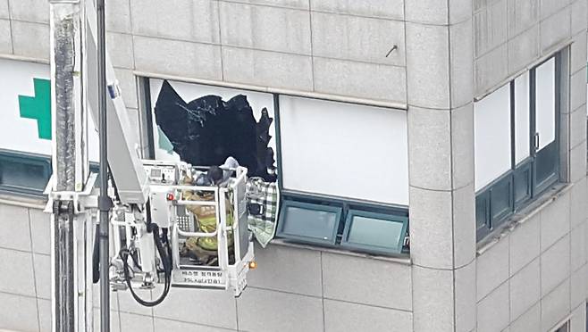 5일 경기도 이천시 관고동 병원 건물에서 화재가 발생, 소방대원들이 구조 작업을 하고 있다. /연합뉴스