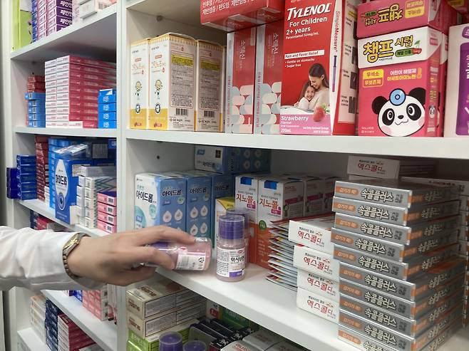3일 서울 강남구 A약국에 어린이용 해열제 를 두는 선반 자리가 비어있다. /김민국 기자