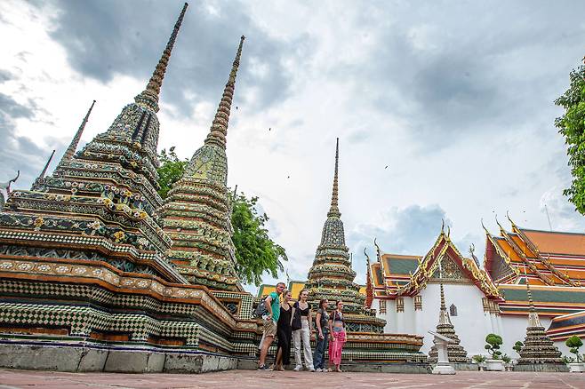 태국 방콕의 왓포 사원에서 관광객들이 구경하고 있다. /연합뉴스