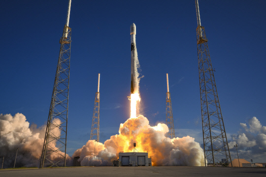 한국 첫 달 궤도선 '다누리'를 탑재한 발사체 팰컨9이 5일 오전 8시8분48초(현지시간 8월 4일 오후 7시8분48초) 미국 플로리다주 케이프 커내버럴 우주군 기지에서 발사되고 있다. 사진=스페이스X 제공.