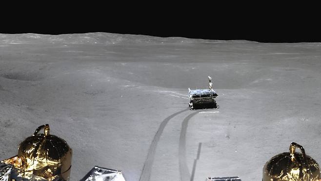 중국의 무인 달 탐사선 '창어4호'에서 분리된 탐사 로버 '옥토끼-2'가 달 뒷면에서 바퀴 자국을 남기며 이동하고 있다. 중국국가항천국 제공.