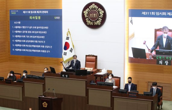 김현기 서울시의회 의장이 지난 달 21일 오후 서울 중구 서울시의회에서 열린 제311회 임시회 제2차 본회의에서 의사봉을 두드리고 있다. /사진=뉴스1