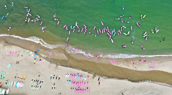 무더위가 계속되는 7월 28일 오후 강원도 양양의 인구 해수욕장에서 많은 사람들이 몰려 서핑을 즐기고 있다. 이정용 선임기자 lee312@hani.co.kr