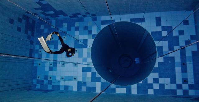 프리다이빙 동호회 다이버빌로우에서 활동하는 SNSI(국제잠수안전협회) 강사 최준엽씨가 2일 경기 용인시 딥스테이션에서 수심 36m 바닥을 향해서 잠수하고 있다. 최준엽씨 제공