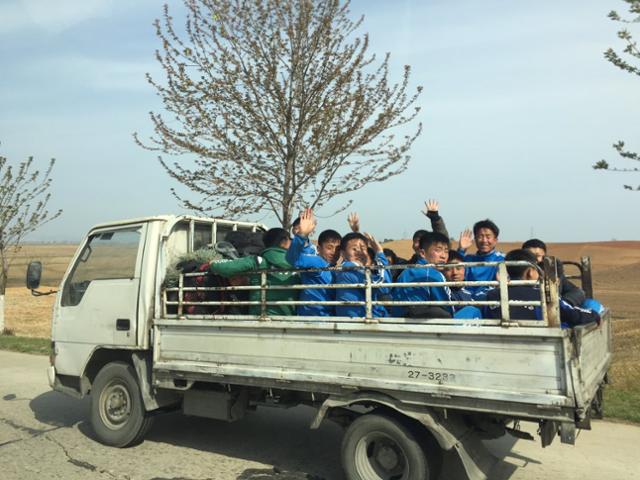 지난 2019년 5월 콜린 크룩스 당시 북한 주재 영국대사가 함경남도 함흥의 한 도로에서 찍은 북한 아이들의 모습. 크룩스 대사 트위터