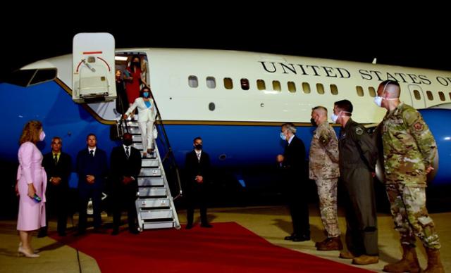 낸시 펠로시 하원의장이 3일 오후 경기 오산 미 공군기지에 도착해 필립 골드버그 주한미국 대사, 폴 라카메라 주한미군사령관의 영접을 받고 있다. 주한미국대사관 트위터 캡처.